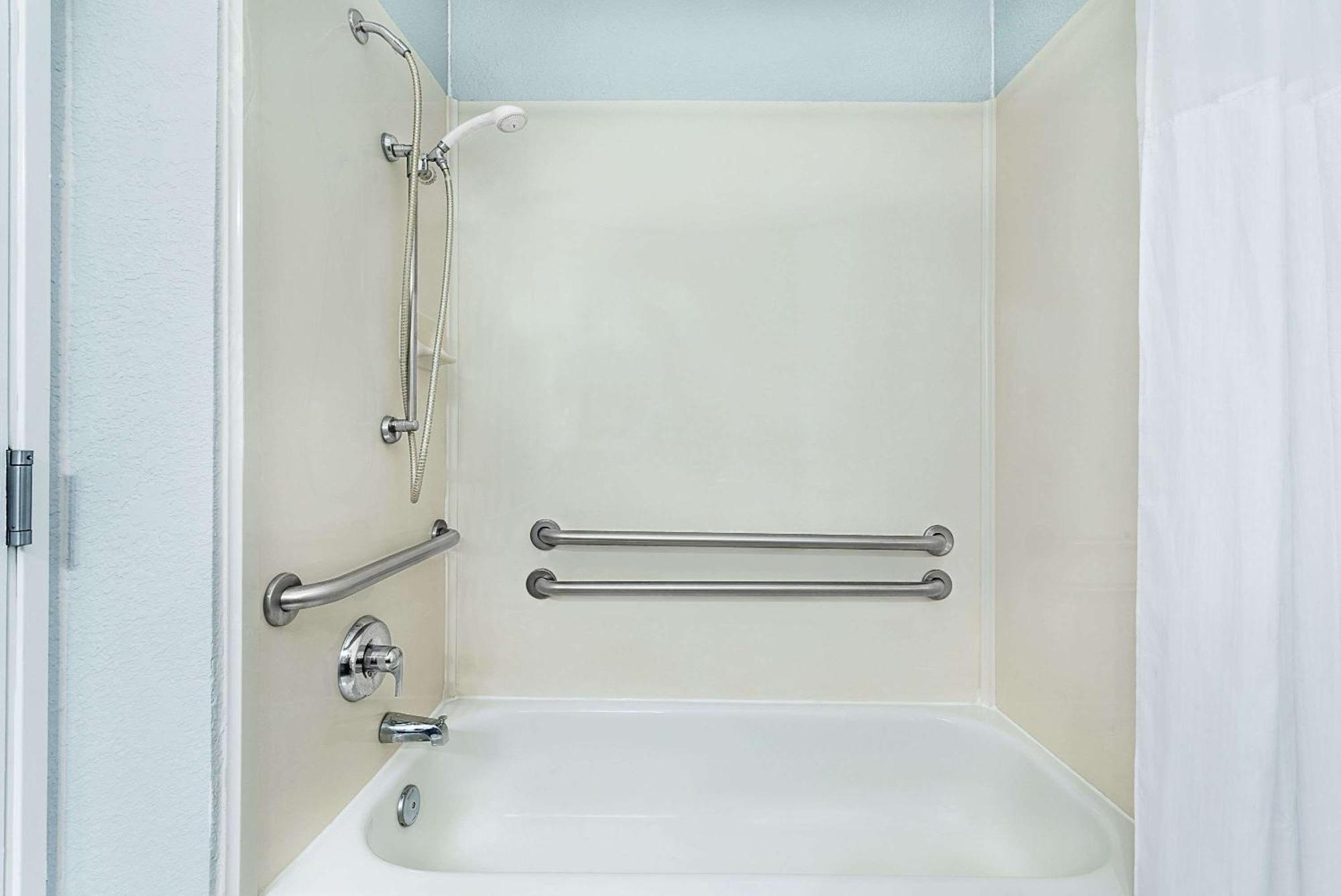 King Room with Bath Tub - Mobility/Hearing Accessible - Non-Smoking