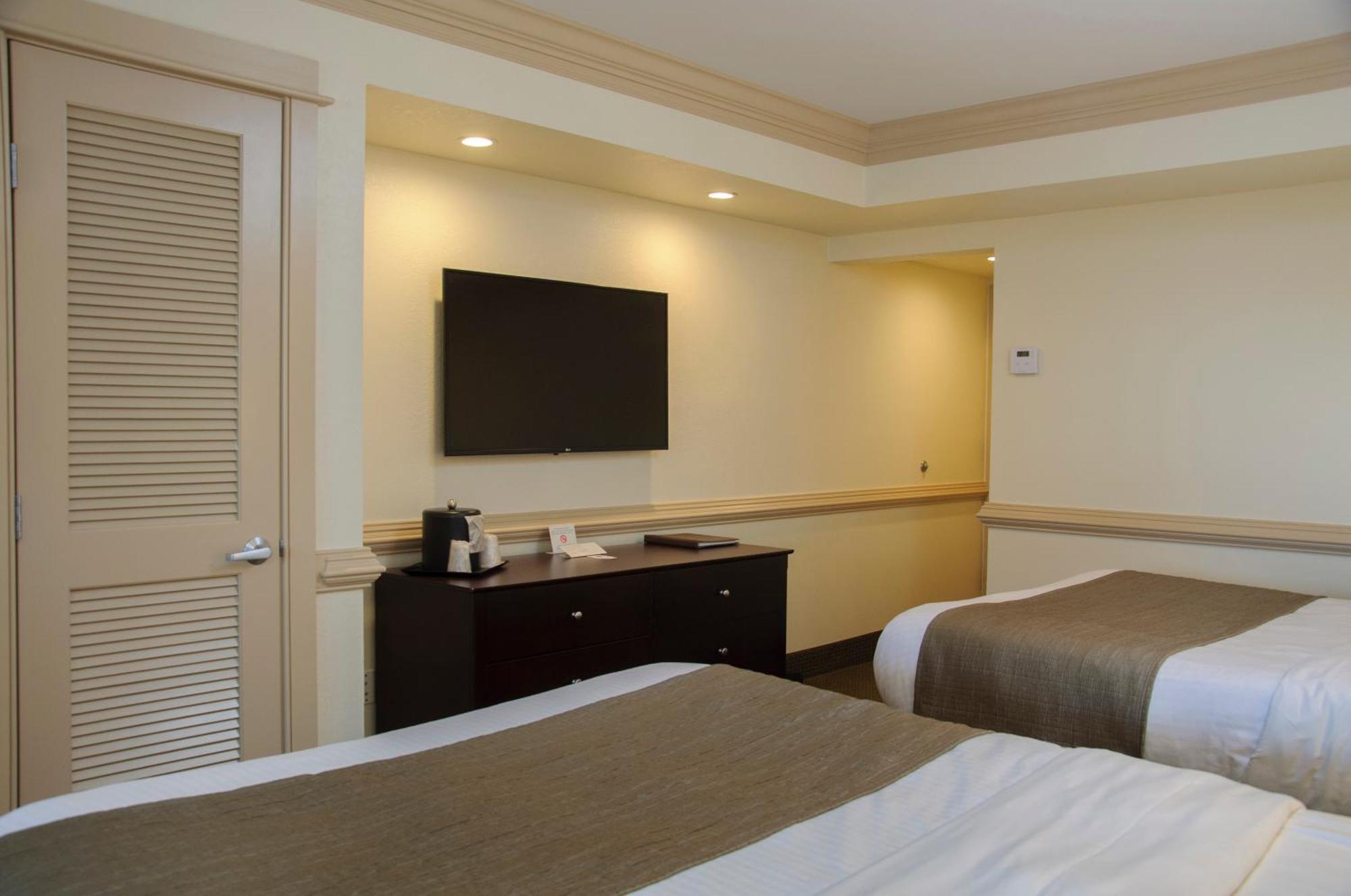 Efficiency Two Queen Beds Main Building & Pool View