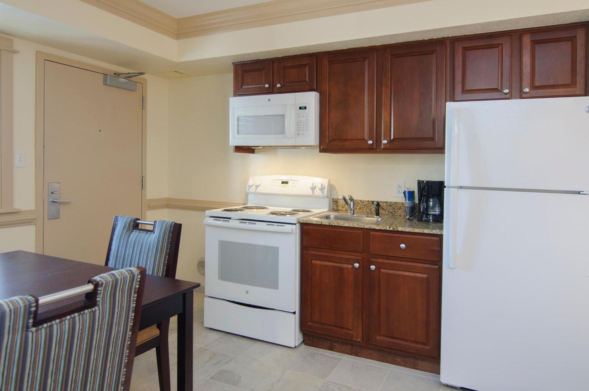 Efficiency Two Queen Beds Main Building & Pool View