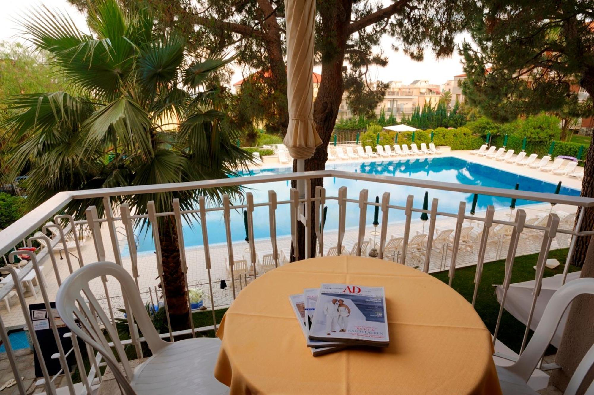 Studio Pool View