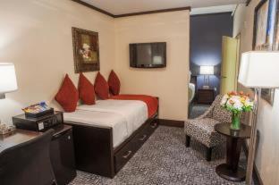 Deluxe Queen Room Bed
