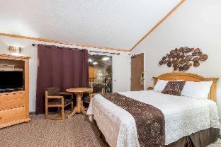 Deluxe Room One King Bed One Queen Bed Pool View Non-Smoking