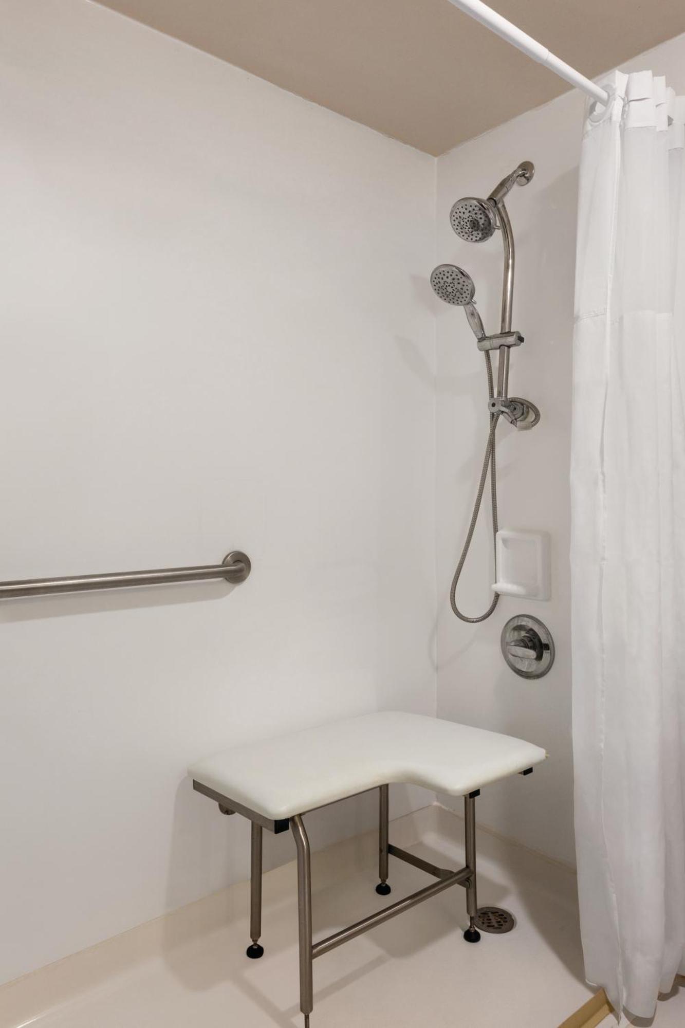 Double Room with Tub - Disability Access / Non Smoking