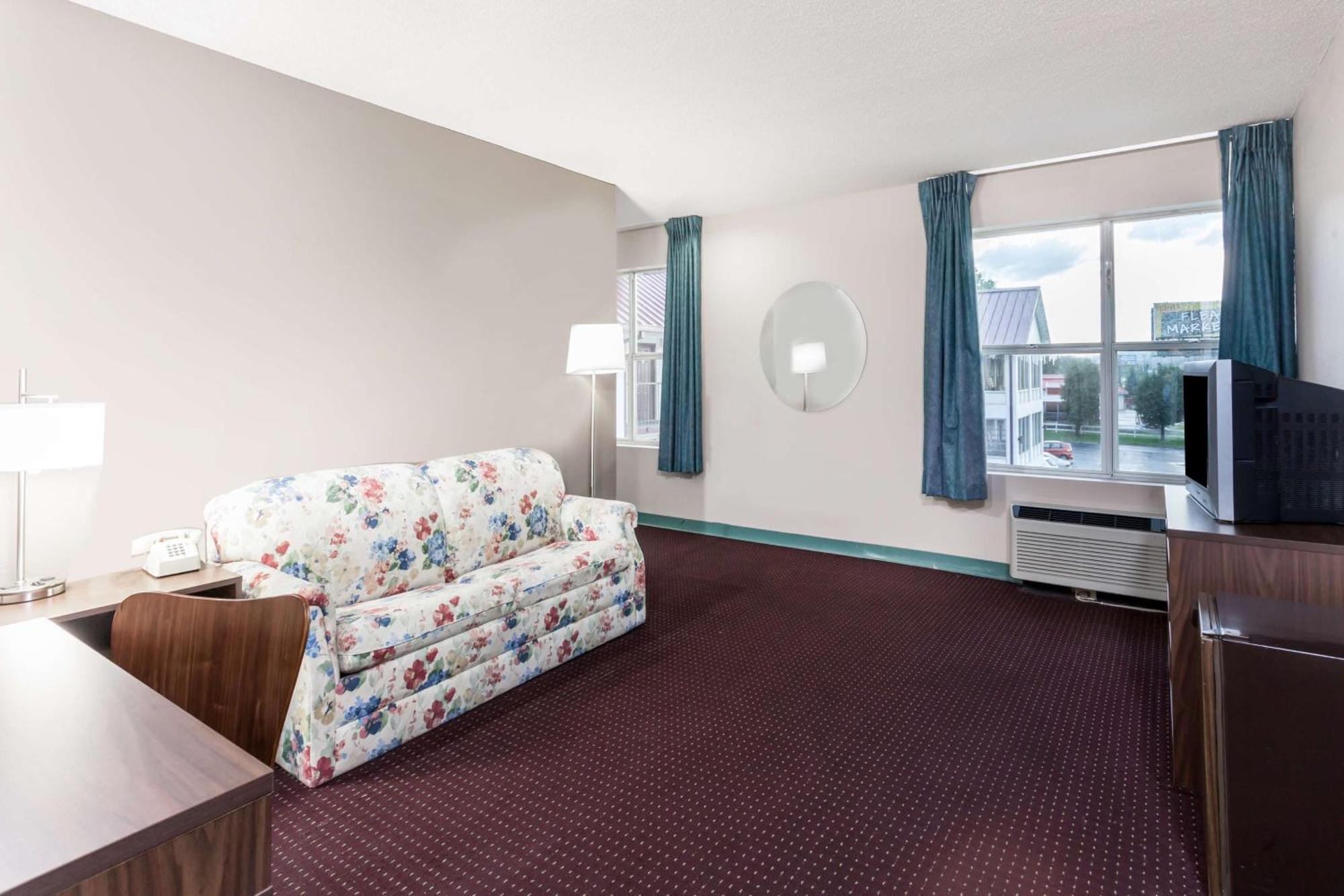 1 King Bed, Studio Suite, Non-Smoking
