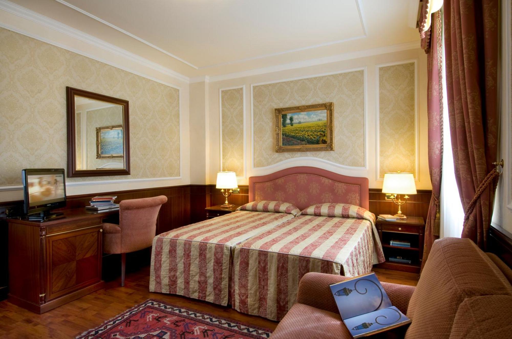 Classic Double or Twin Room lake or side pool view