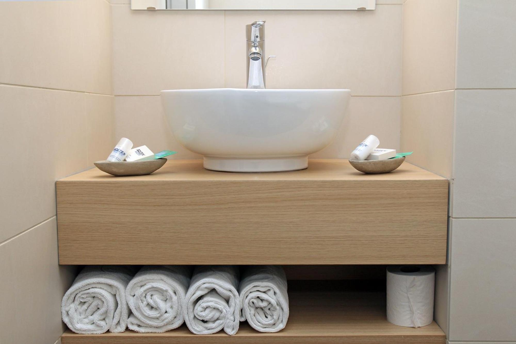 Double Room Bath,705899836:JPEG