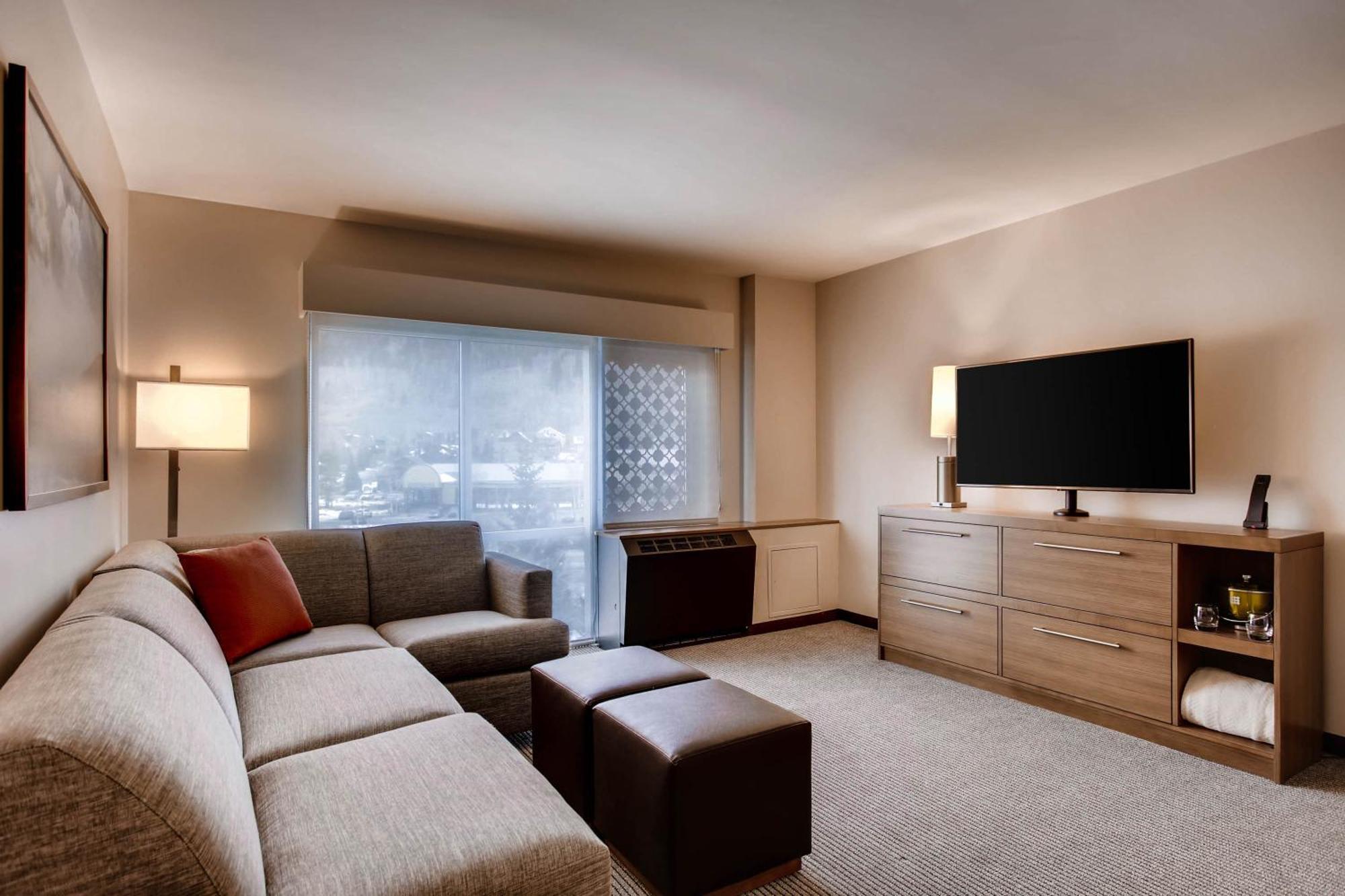 King Suite with Sofa Bed and Roll-In Shower - Disability Access