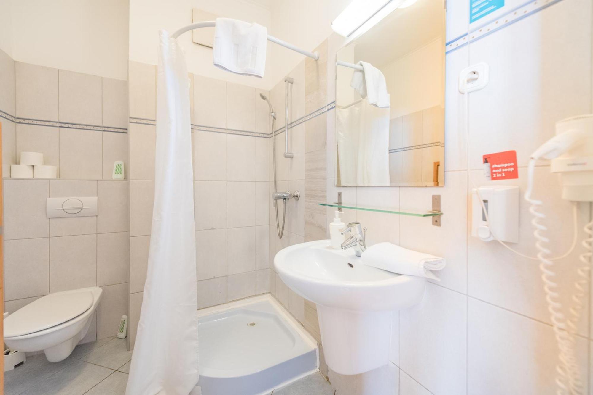 Deluxe One-Bedroom Apartment