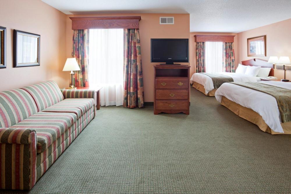 Deluxe Queen Suite