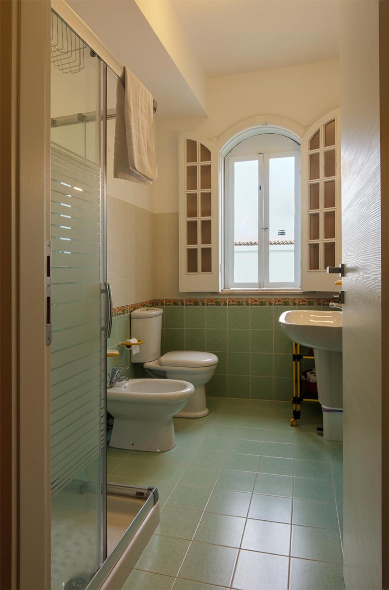 Quadruple Room Bathroom