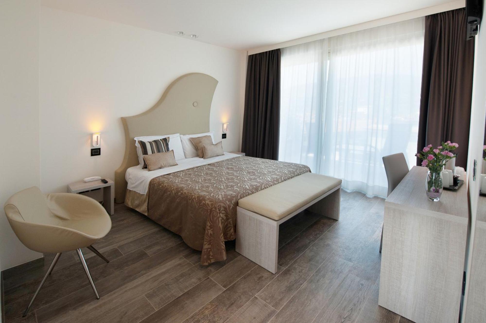 Junior Suite Deluxe Double Lake View