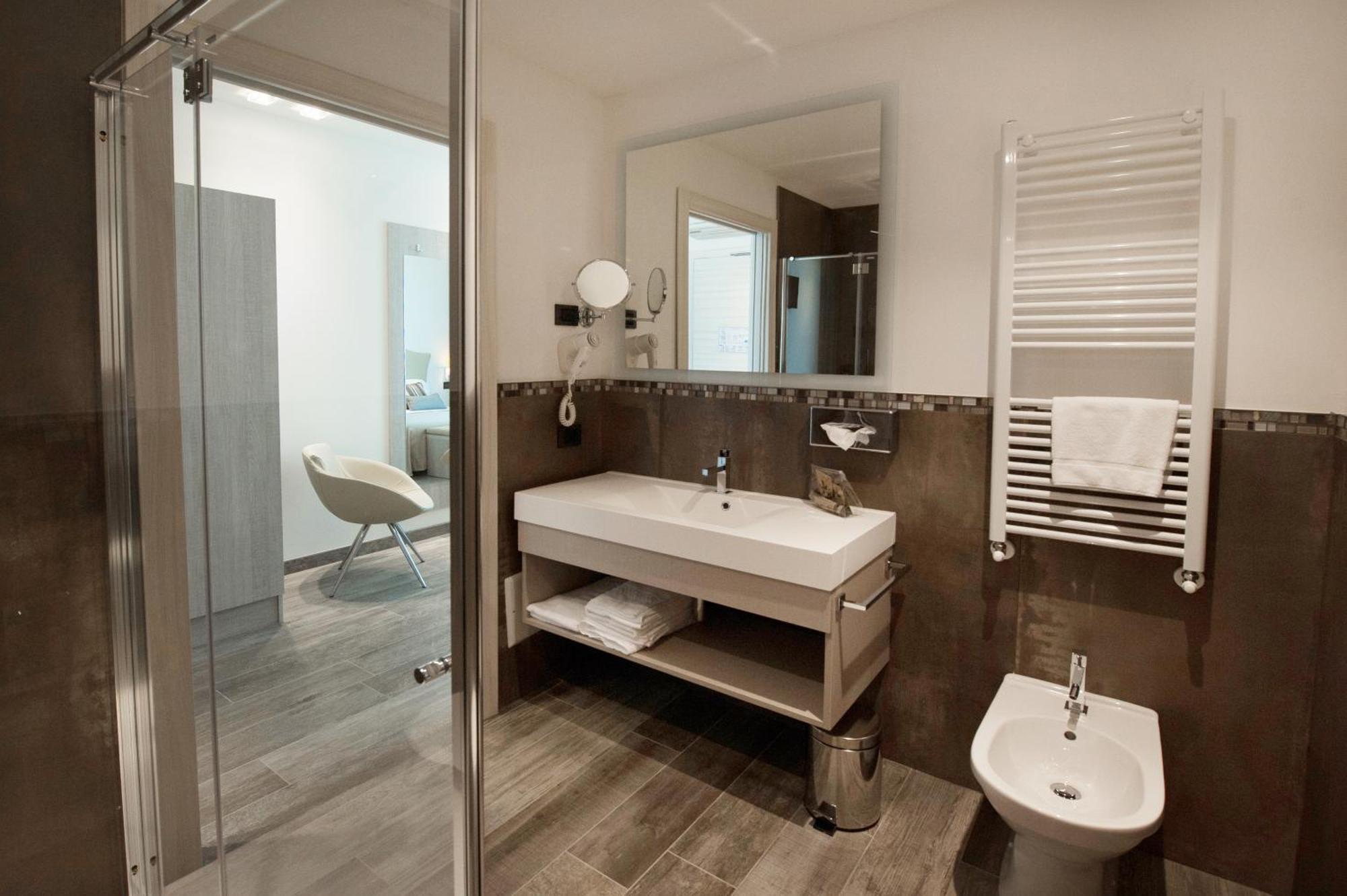 Junior Suite Deluxe Double Lake View