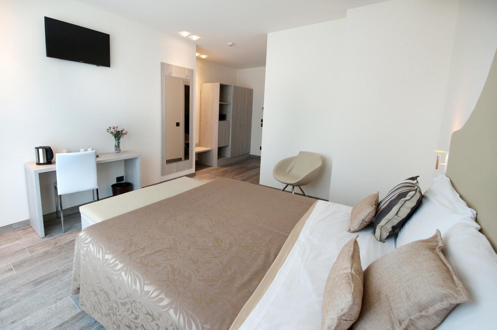 Junior Suite Deluxe Double Lake View