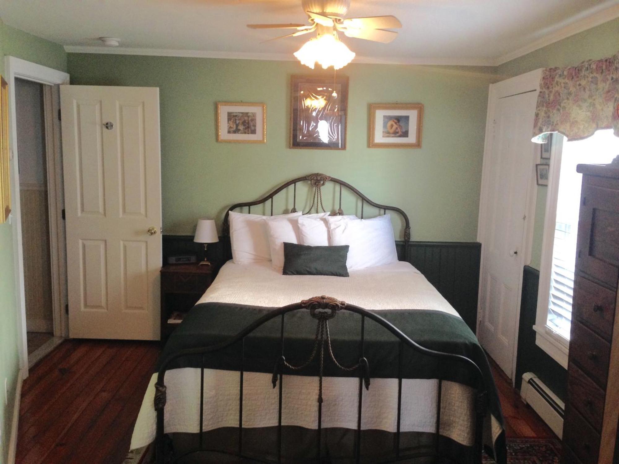 Queen Room Suite