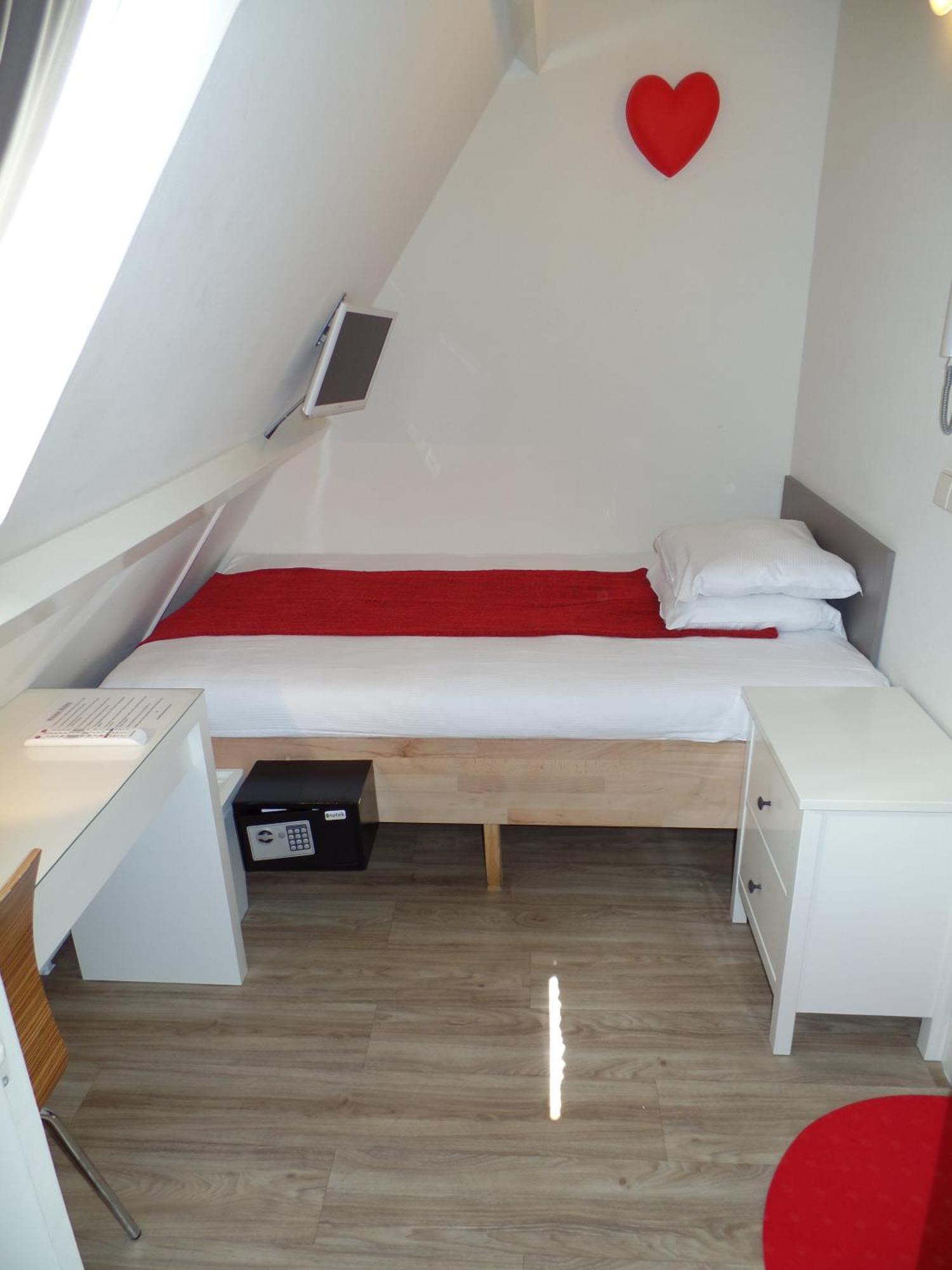 Single Room,1536677923:JPEG