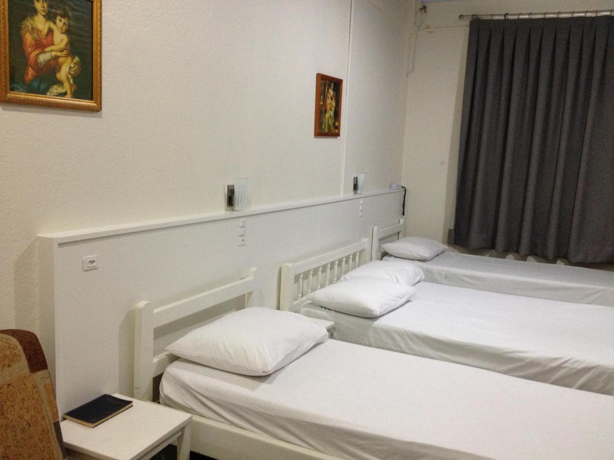 Quarto Família 1 cama de casal e 2 de solteiro