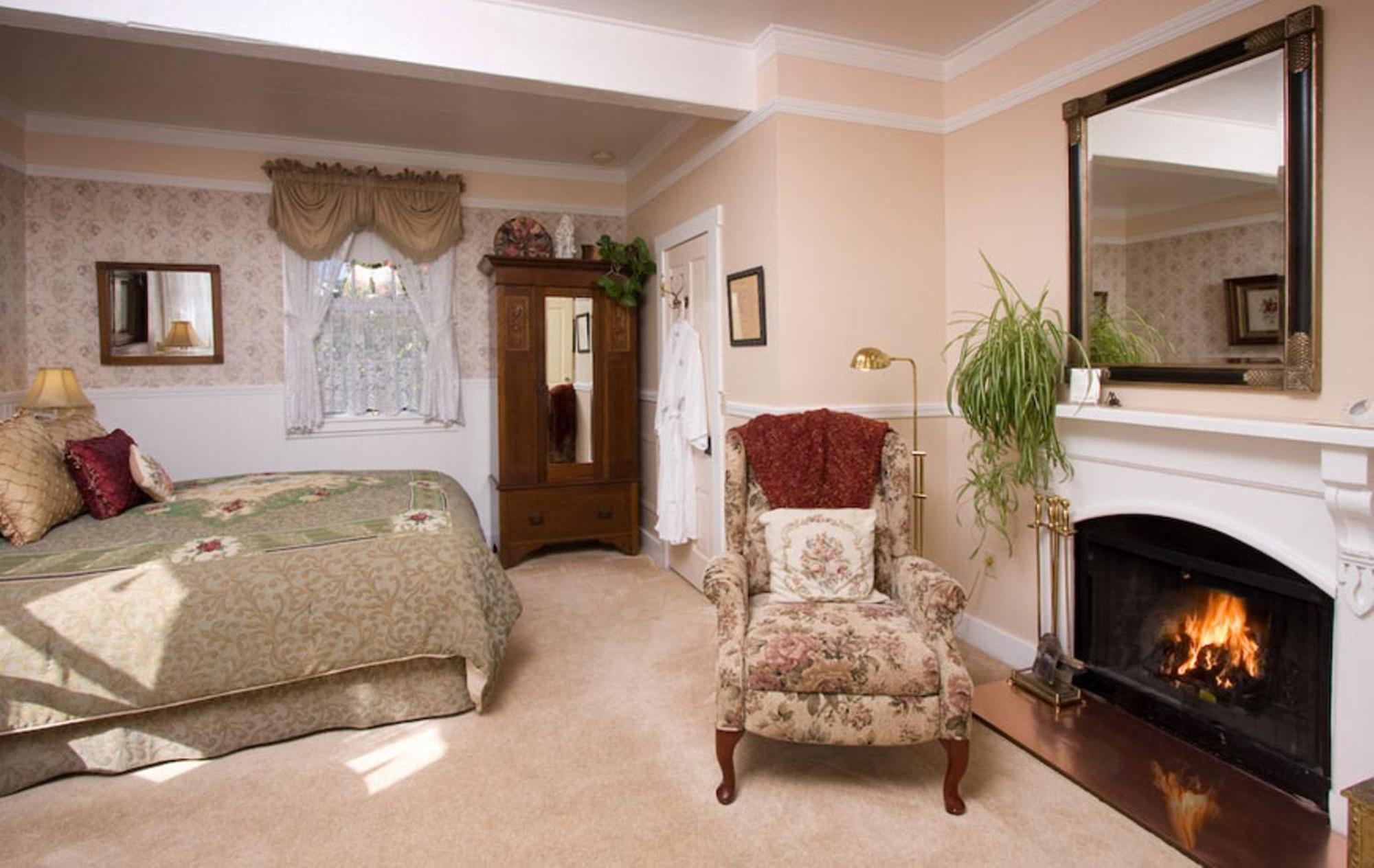 Patricia Stofle Room Deluxe Queen
