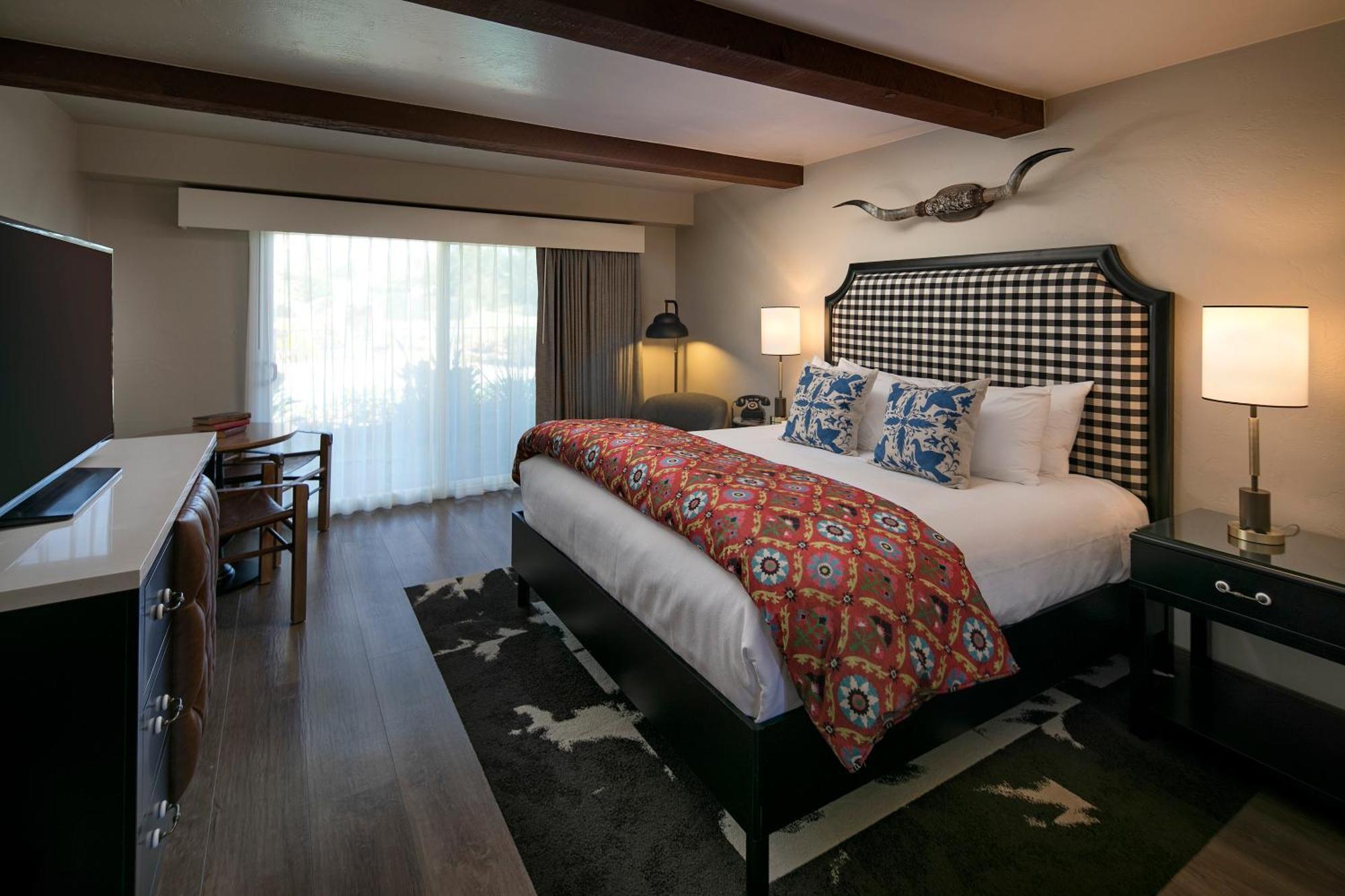 Habitación con cama extragrande y patio