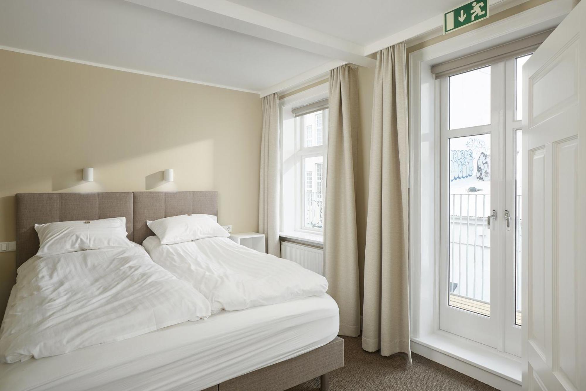 Superior One-Bedroom,712279102:JPEG