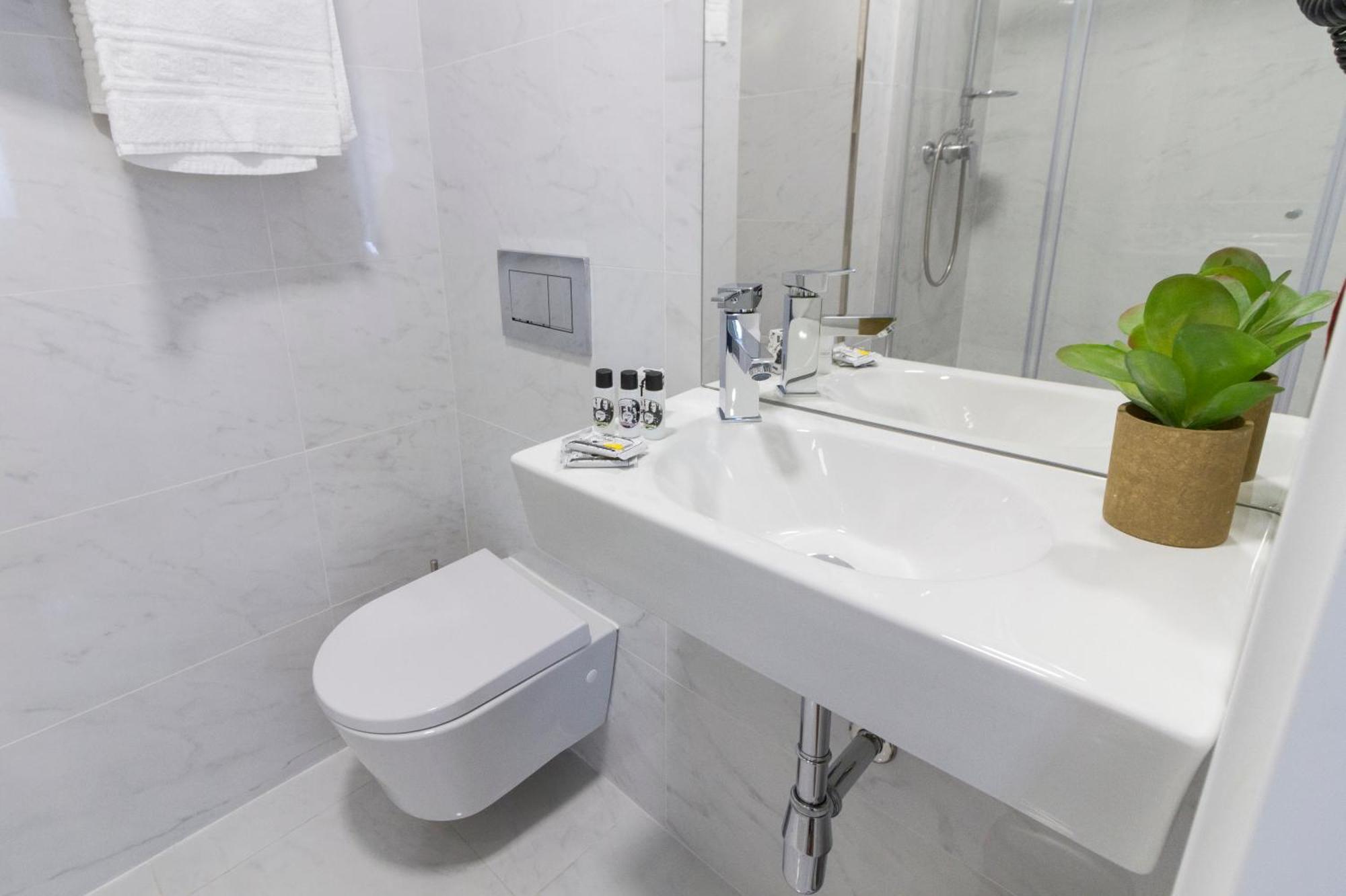 Double or Twin Room Private Ensuite Bathroom