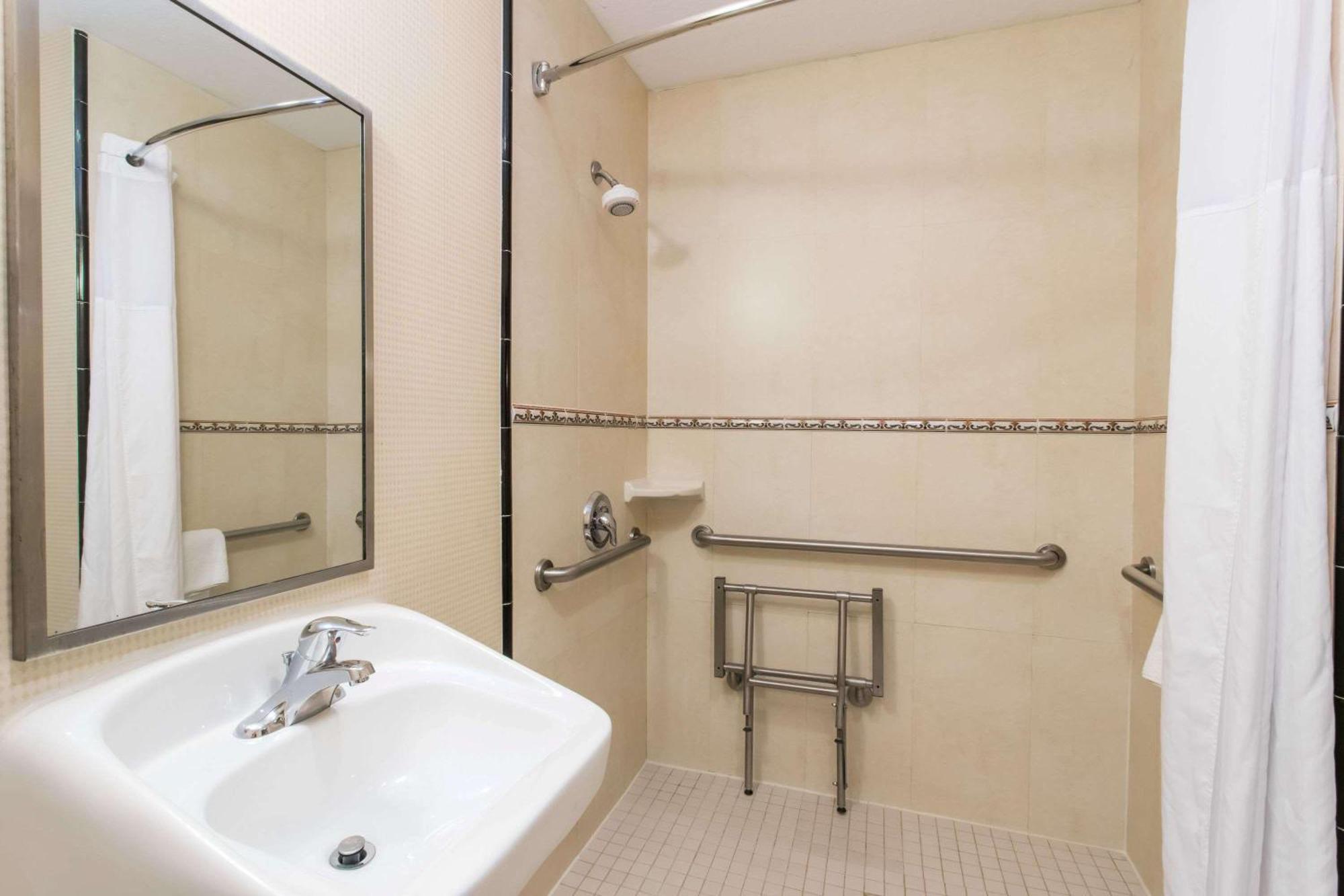 King Room - Disability Access/Non-Smoking