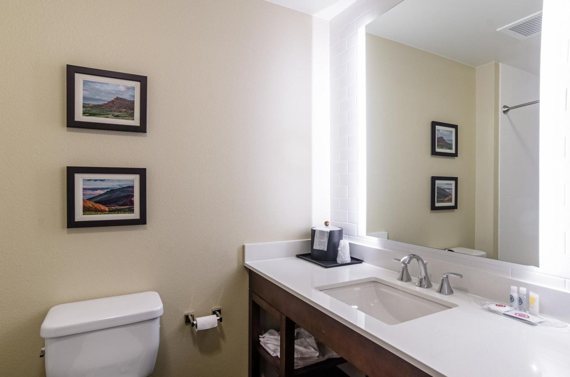 King Suite with Bathtub - Non-Smoking