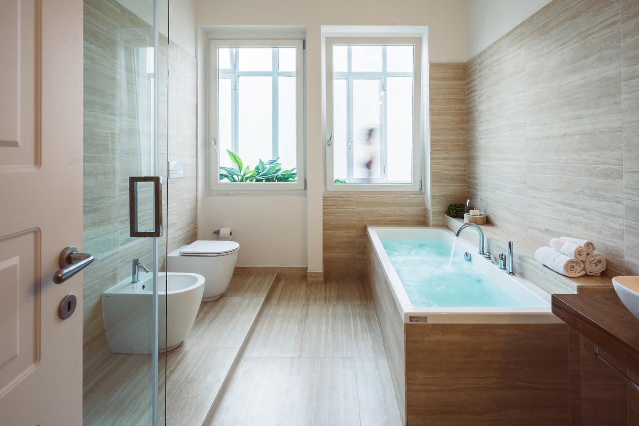 Deluxe Suite Spa Bath