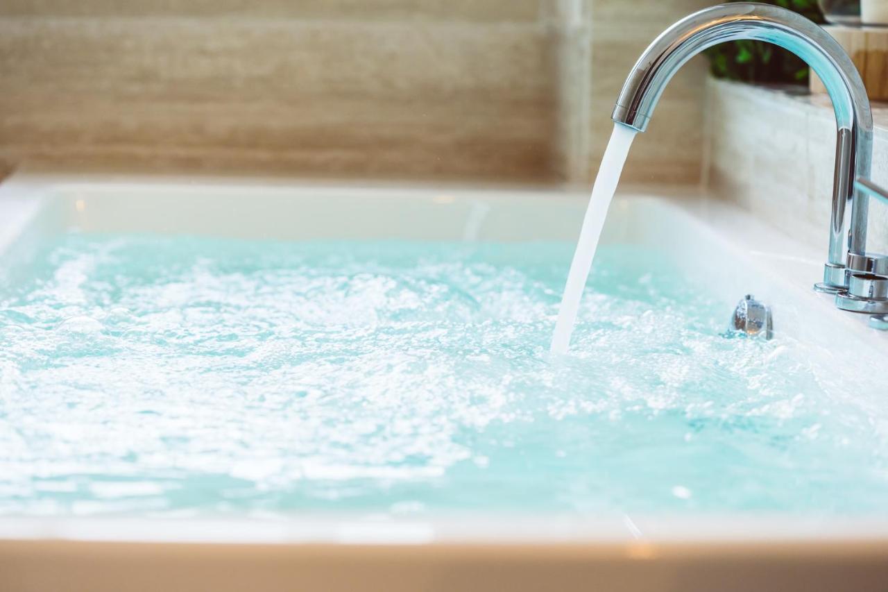 Deluxe Suite Spa Bath