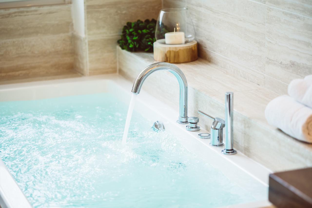 Deluxe Suite Spa Bath