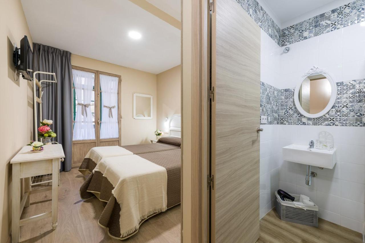 Twin Room Private Bathroom
