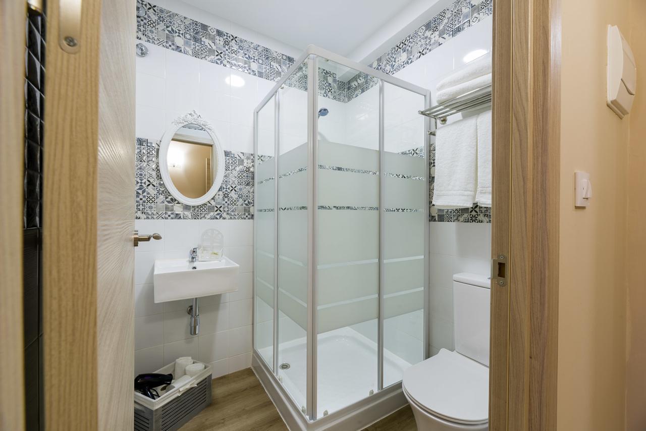Twin Room Private Bathroom