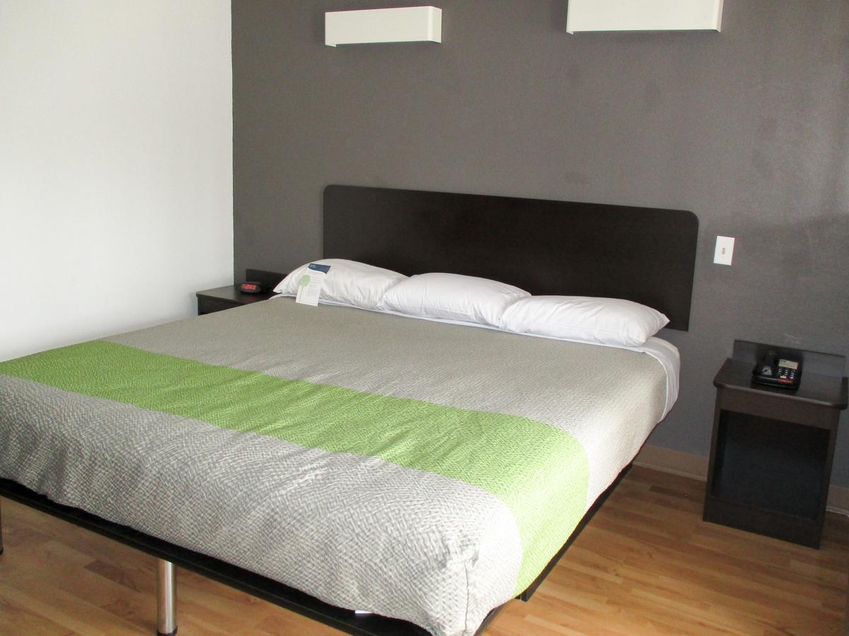 Deluxe King Room - Non-Smoking