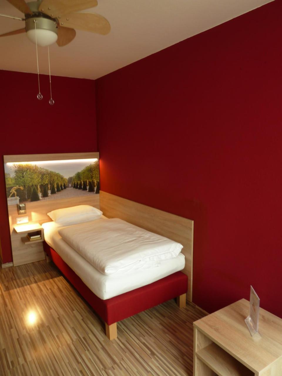 Single Room with Bathroom,813371628:JPEG