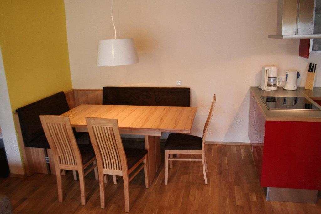 Queen Room with Two Queen Beds with Mountain View,7245251:JPEG