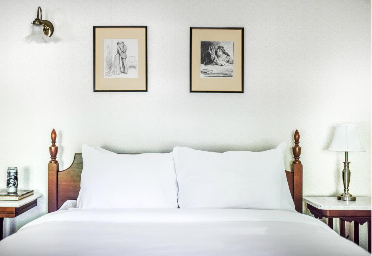 Petite Lodge Economy Queen Room