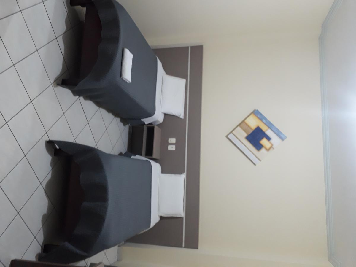 Quarto com 2 Camas de Solteiro