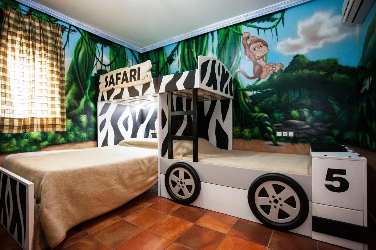 Thematic Room Double Bed Two Single Beds