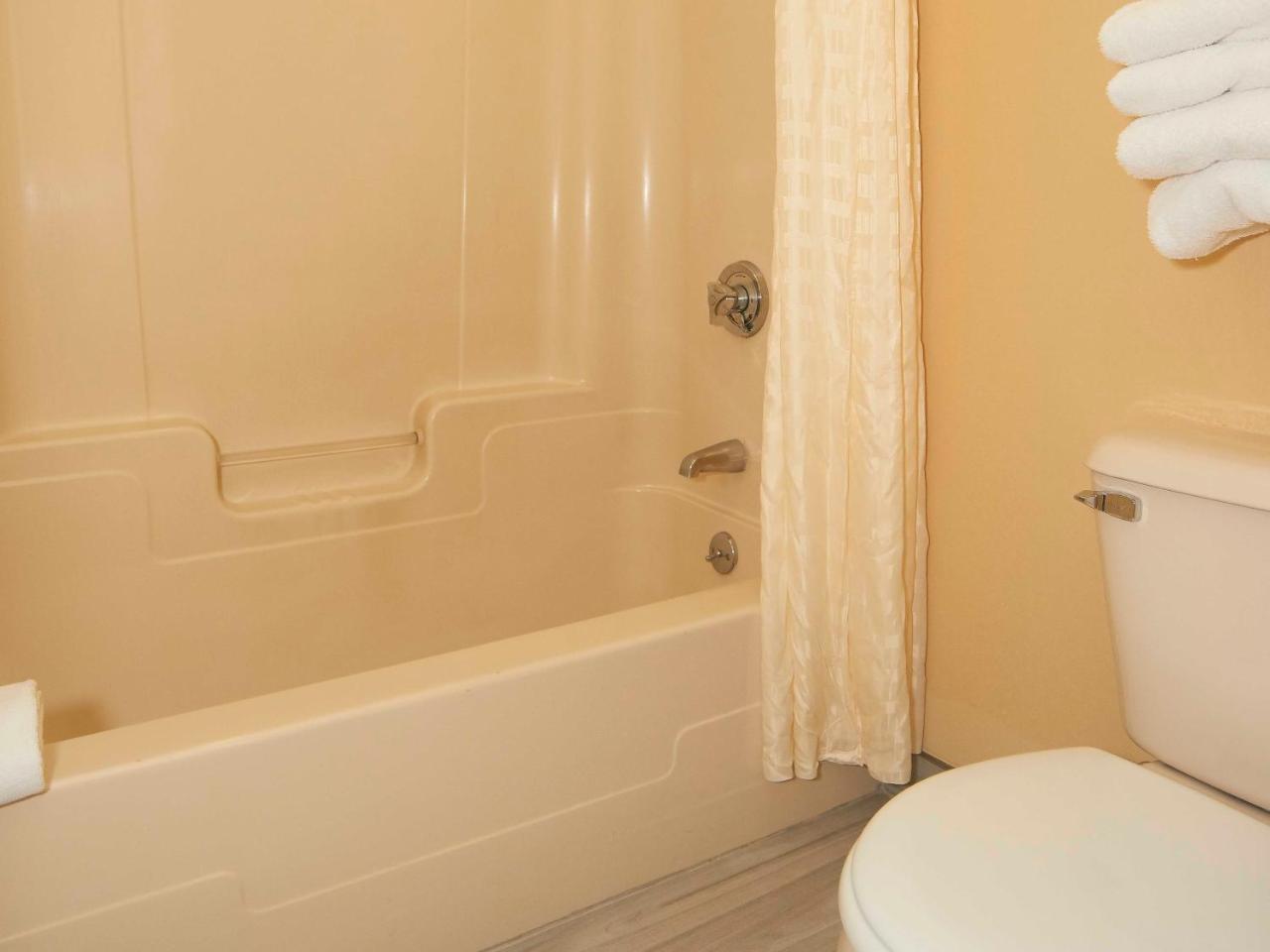 1 King Bed with Sofa Bed, Fireplace, and Hot-Tub,727390588:JPEG