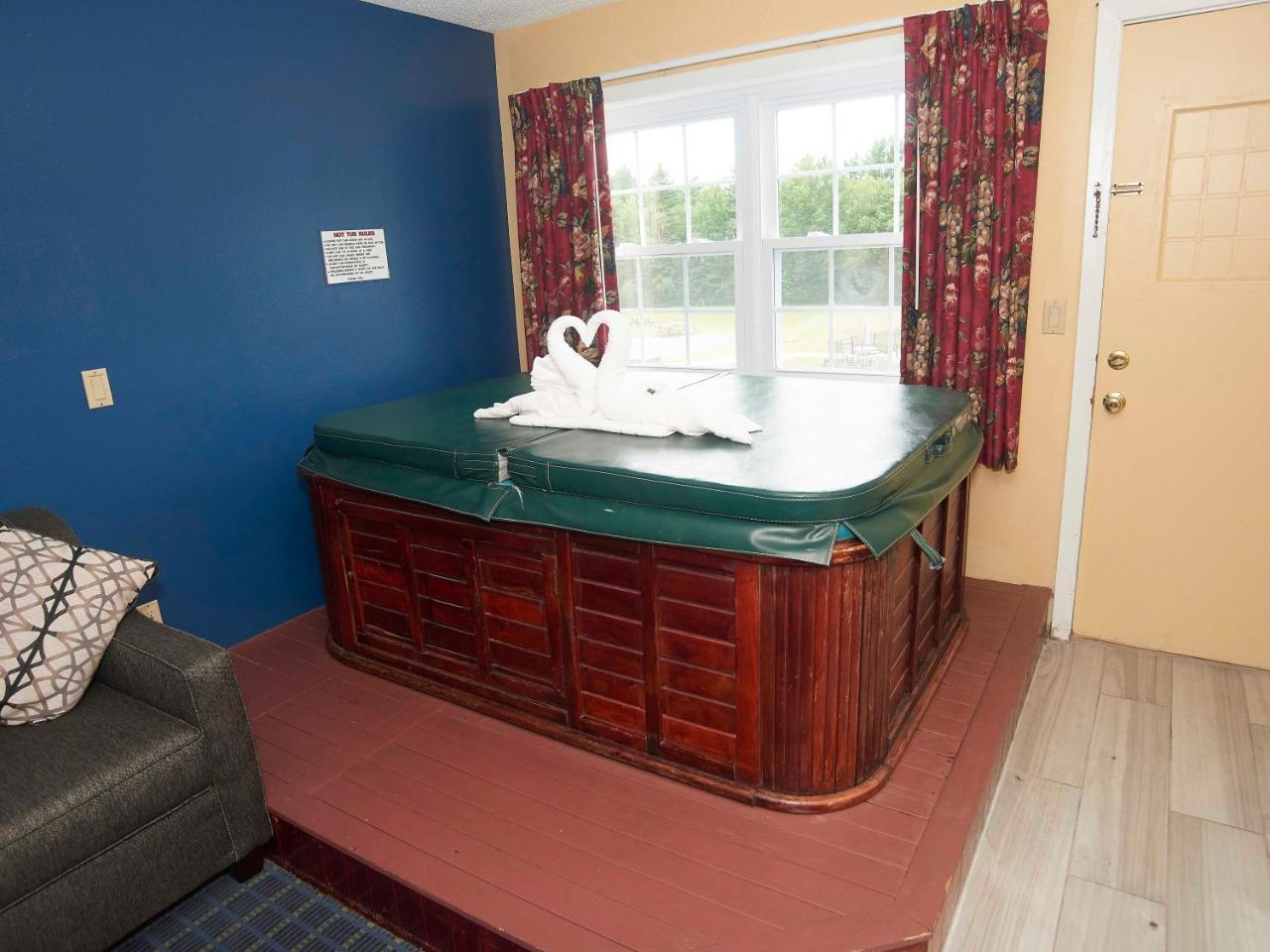 1 King Bed Sofa Bed Fireplace Hot-Tub
