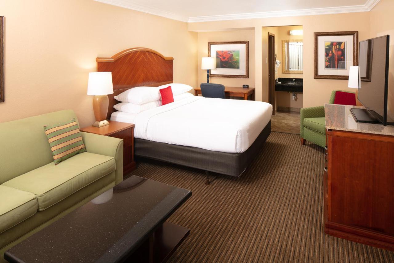 Deluxe King Room Sofa Bed Courtyard View