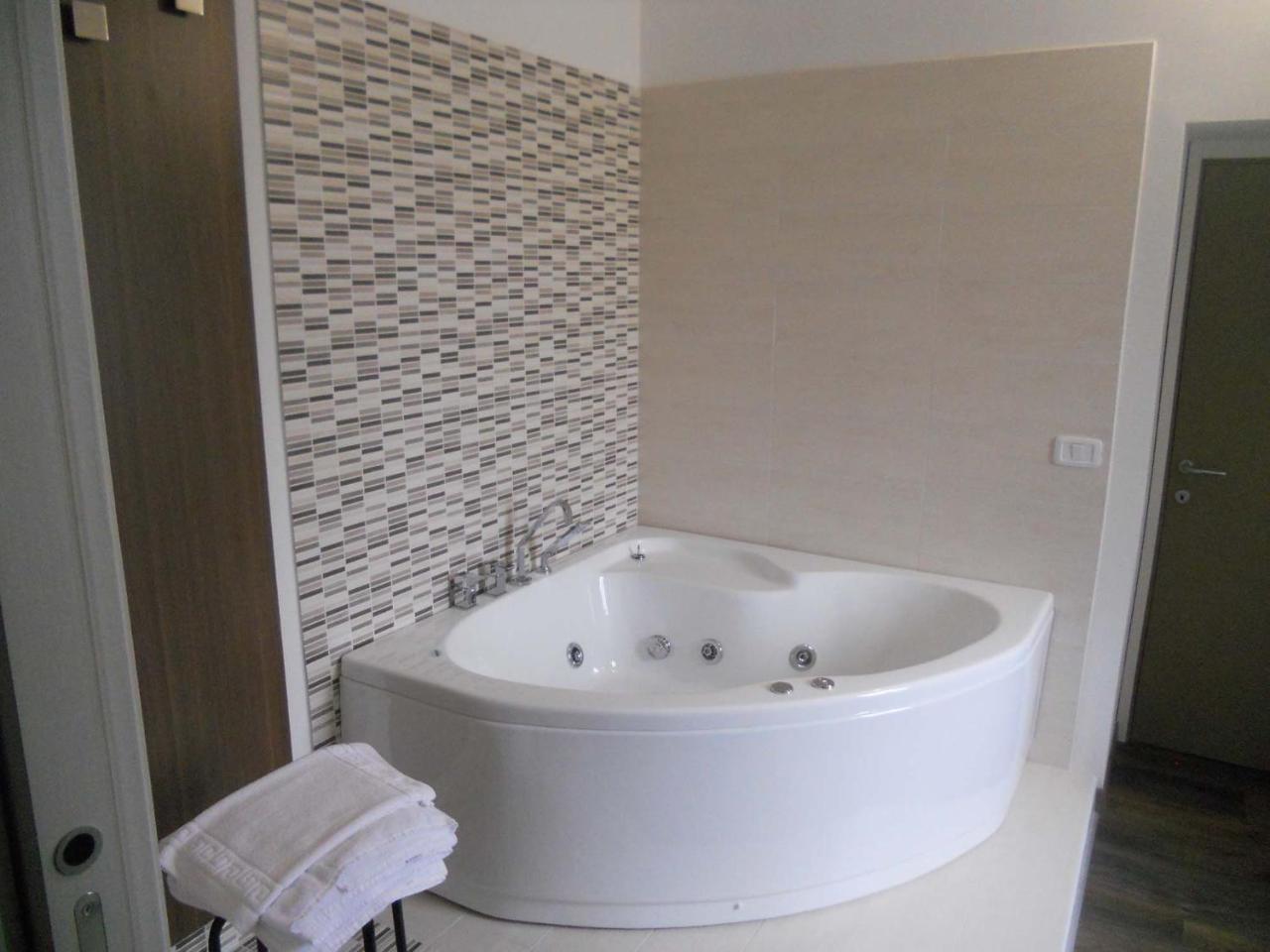 Deluxe Double or Twin Room Spa Bath