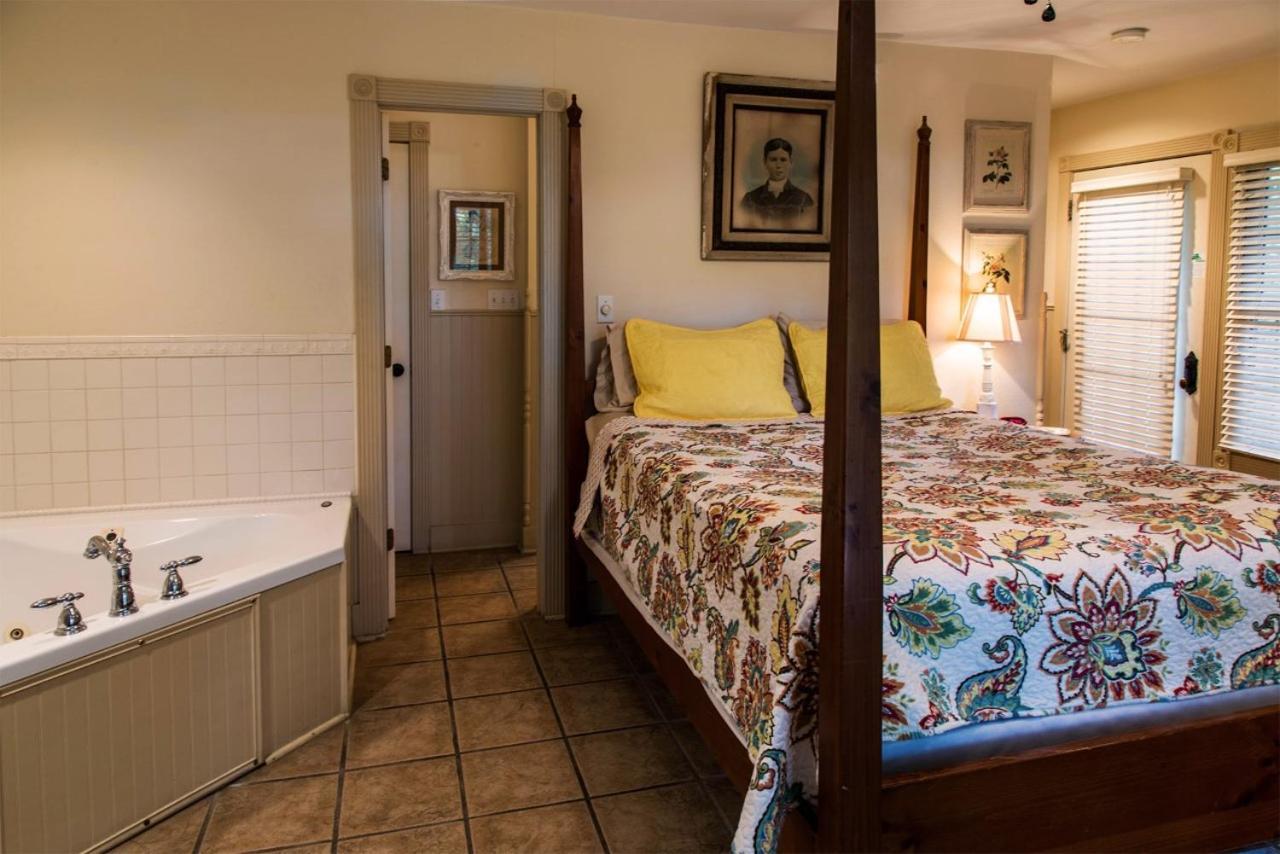 Queen Room Spa Bath