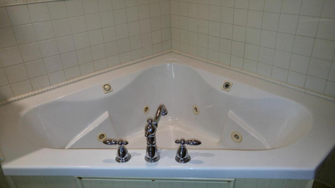 Queen Room Spa Bath