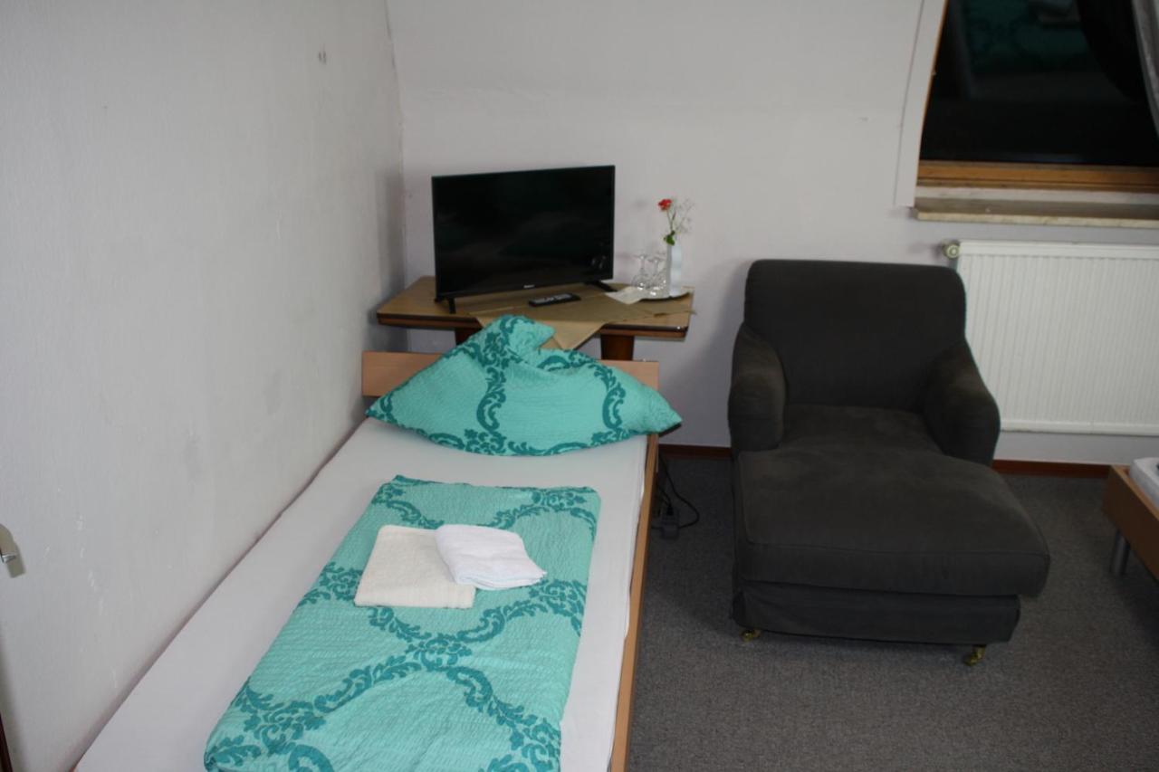 Tweepersoonskamer met 2 Aparte Bedden en Badkamer