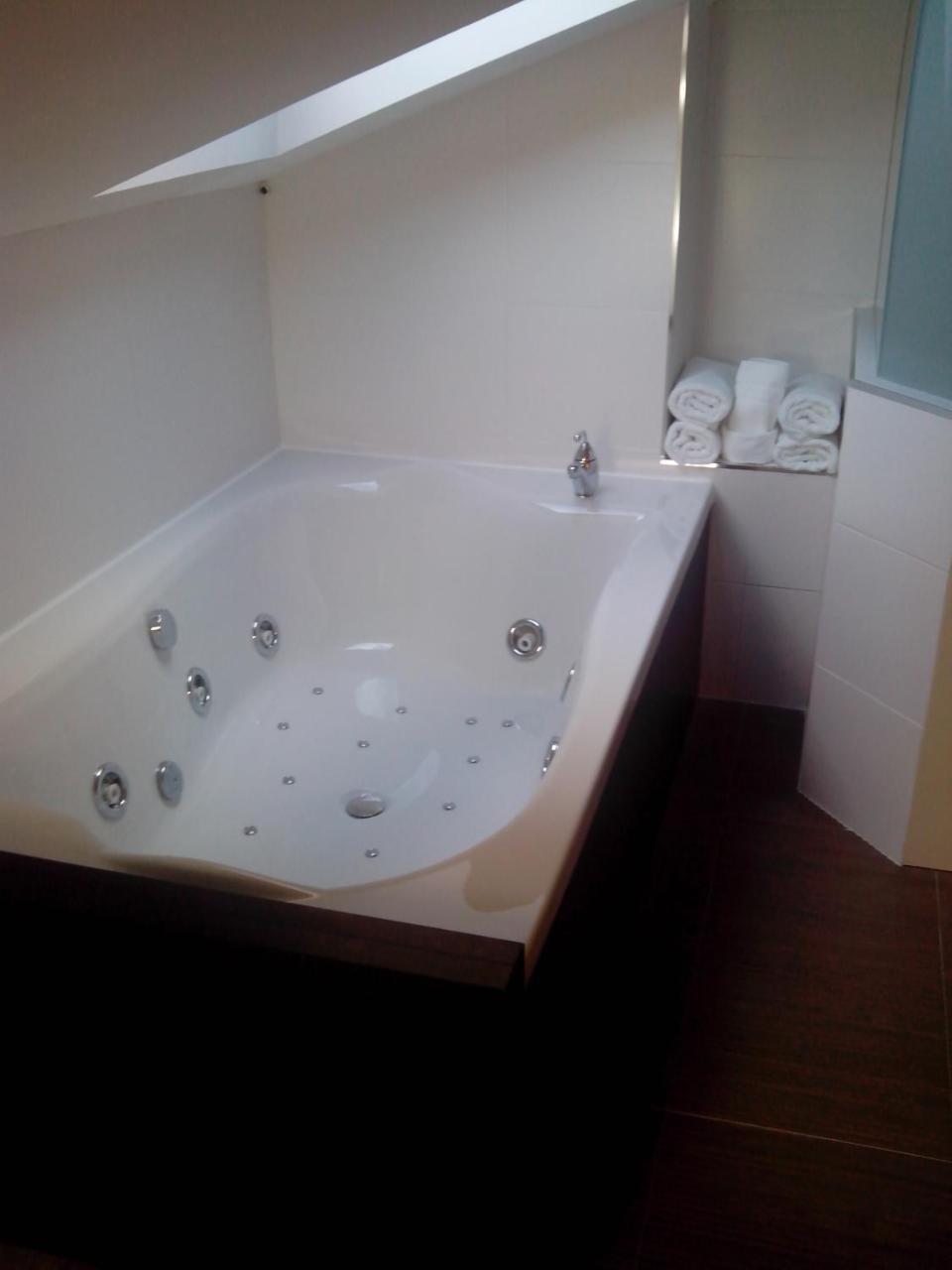 Deluxe Suite Spa Bath