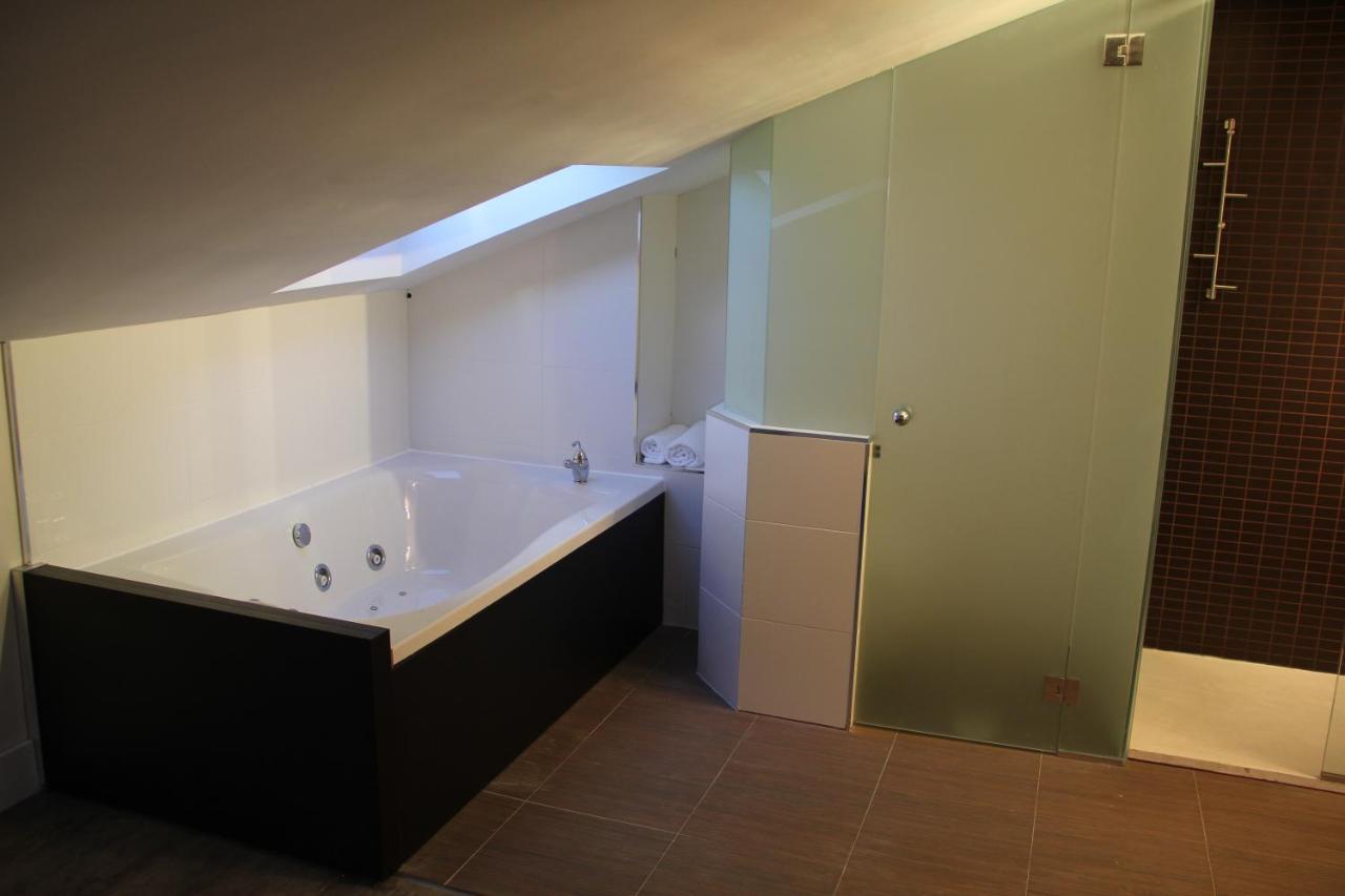 Deluxe Suite Spa Bath