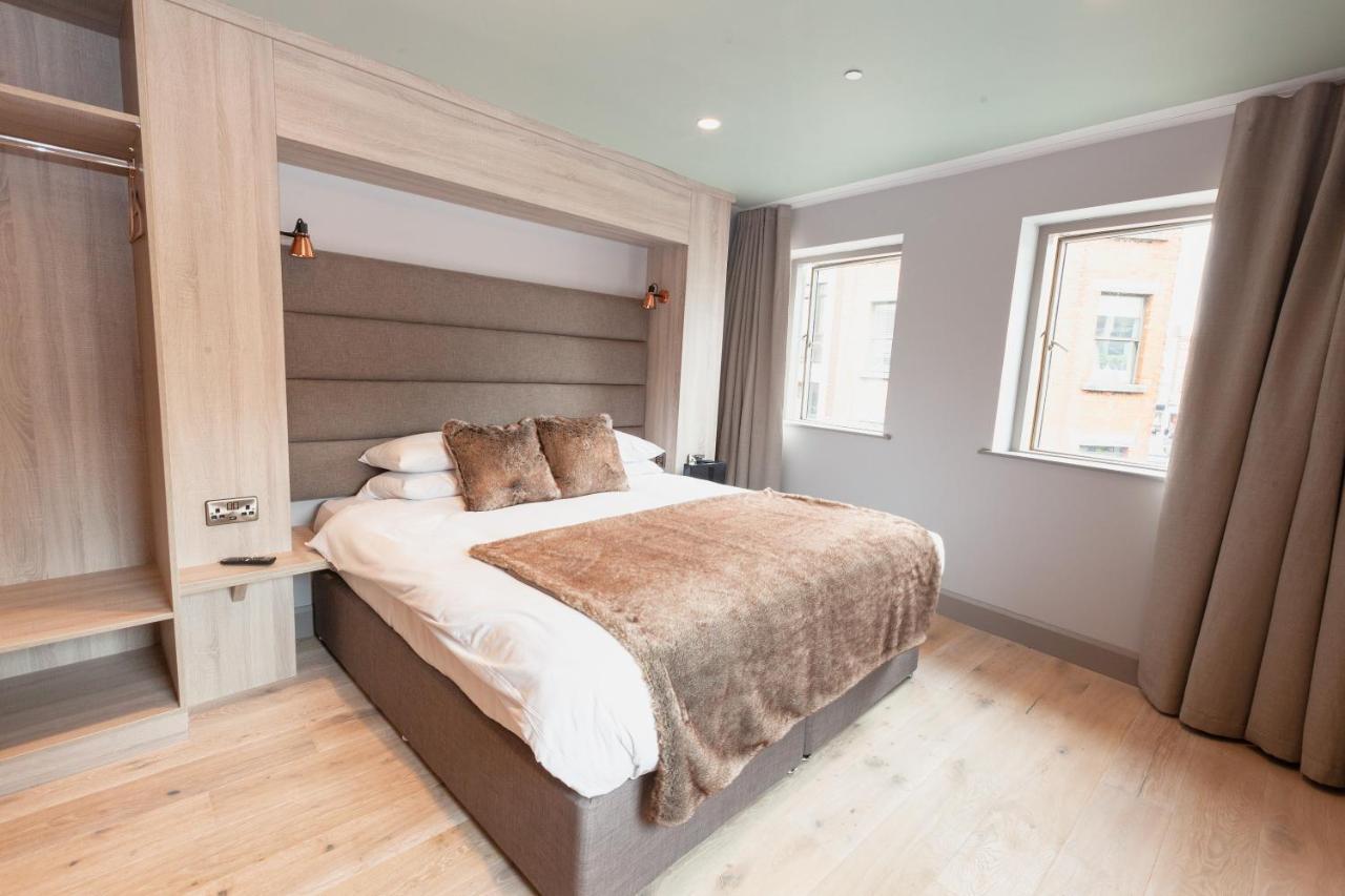 Habitación con cama extragrande.