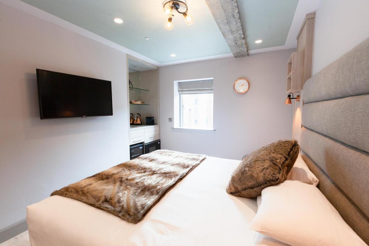 Habitación con cama extragrande.