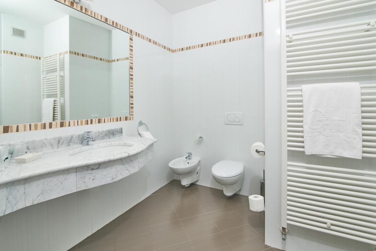 Deluxe Double or Twin Room Lake View