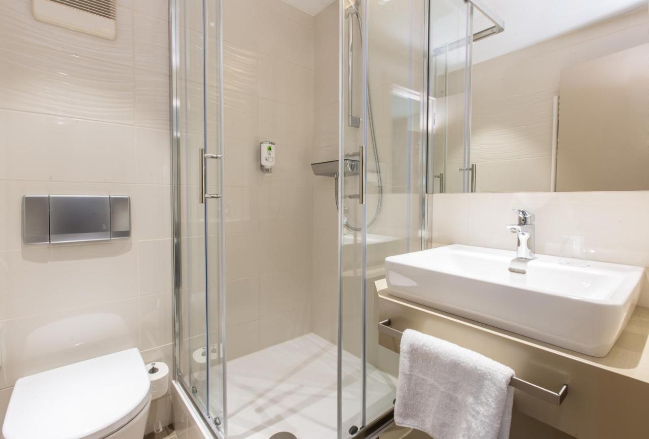 Double Room Queensize Bed 140m